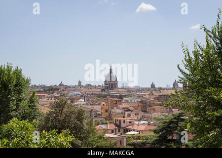 Les toits de Rome du Terrazza del Pincio à l'ensemble de la ville avec ses dômes et clochers de quelques-unes des nombreuses églises d'entre e Banque D'Images