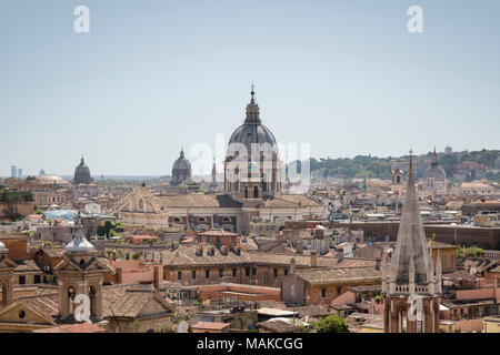 Les toits de Rome du Terrazza del Pincio à l'ensemble de la ville avec ses dômes et clochers de quelques-unes des nombreuses églises d'entre e Banque D'Images