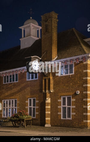 L'horloge et le clocher sur l'immeuble de bureaux du conseil à Farnham, Surrey, Angleterre la nuit. Banque D'Images