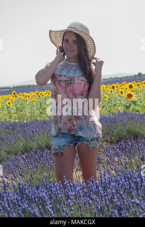 Jeune femme en champ de lavande avec chapeau Banque D'Images