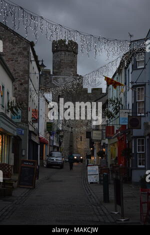 Vue sur la rue du Château de Caernarfon Banque D'Images