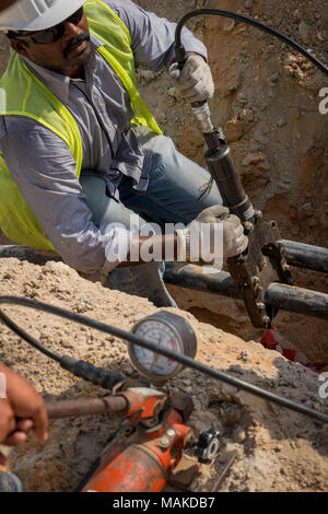 Une coupe Electrican 11 kv heavy duty 3 câble électrique de base at construction site Banque D'Images