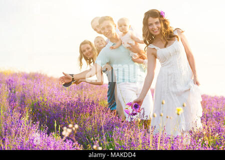 Deux friendly famille dans un champ de lavande Banque D'Images