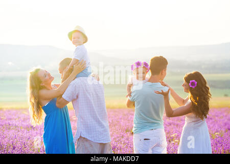 Deux friendly famille dans un champ de lavande Banque D'Images