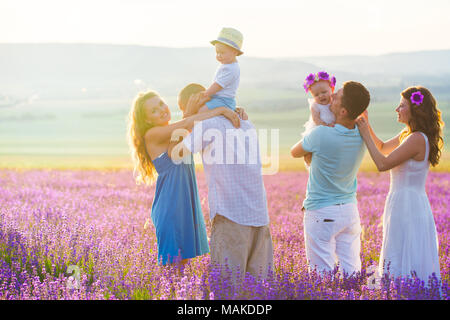 Deux friendly famille dans un champ de lavande Banque D'Images