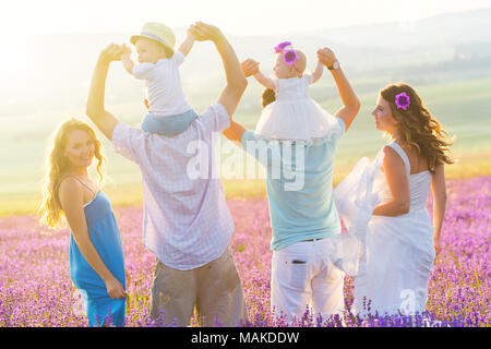 Deux friendly famille dans un champ de lavande Banque D'Images