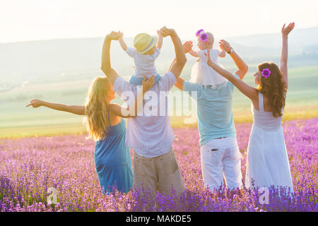 Deux friendly famille dans un champ de lavande Banque D'Images