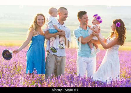 Deux friendly famille dans un champ de lavande Banque D'Images