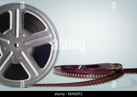 Vieux film reel sur fond bleu clair Banque D'Images