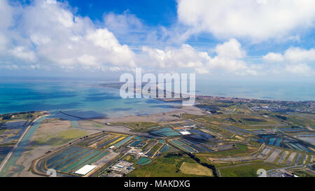 Photo aérienne de marais salants sur l'île de Noirmoutier, Vendée Banque D'Images