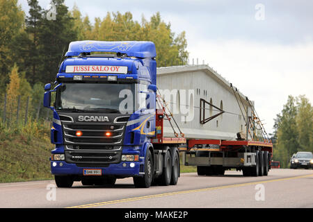 Mikkeli, Finlande - le 21 septembre 2017 : Scania R560 bleu semi-remorque de Jussi Salo Oy long transporte le long de l'élément de construction préfabriqués en béton high Banque D'Images