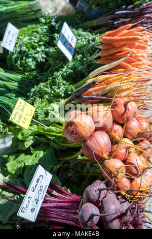 Des légumes frais en vente en cale au marché Salamanca est un marché de rue dans la région de Salamanca Place, Hobart, Tasmanie, Australie Banque D'Images