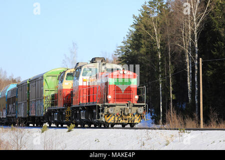 RAASEPORI, FINLANDE - le 16 mars 2018 : Deux moteurs diesel à l'avant du train de fret à grande vitesse en hiver dans le sud de la Finlande. Banque D'Images