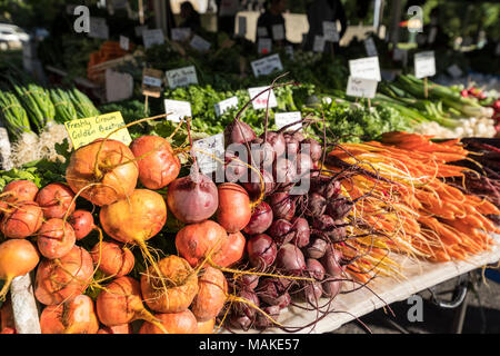 Des légumes frais en vente en cale au marché Salamanca est un marché de rue dans la région de Salamanca Place, Hobart, Tasmanie, Australie Banque D'Images