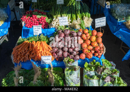 Des légumes frais en vente en cale au marché Salamanca est un marché de rue dans la région de Salamanca Place, Hobart, Tasmanie, Australie Banque D'Images