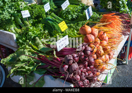 Des légumes frais en vente en cale au marché Salamanca est un marché de rue dans la région de Salamanca Place, Hobart, Tasmanie, Australie Banque D'Images