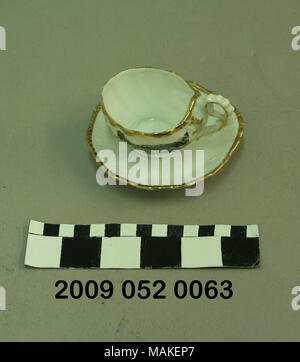 Coquille blanche tasse et soucoupe en céramique en forme de transférer l'image noire sur la coupelle du palais de fabrique à partir de l'Exposition mondiale de 1904. Titre : White Shell en céramique en forme de tasse et soucoupe d'image Transfert noir du palais de fabrique . 1904. Banque D'Images