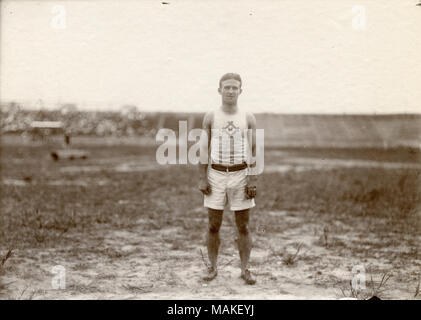 Jeux olympiques : Archie Hahn, Milwaukee Athletic Club, gagnant de 60 ; 100 ; et 200 mètres aux Jeux Olympiques de championnat, debout face à la caméra. Titre : Jeux Olympiques de 1904 : Archie Hahn, Milwaukee Athletic Club, gagnant de 60 ; 100 ; et 200 mètres aux Jeux Olympiques de championnat. . 1904. Banque D'Images