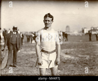 Archie, Milwaukee Athletic Club, gagnant de 100 mètres, debout face à titre de caméra : Jeux Olympiques de 1904 : Archie Hahn, Milwaukee Athletic Club, gagnant de 100 mètres. . 1904. Banque D'Images