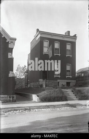 Vertical, photo en noir et blanc montrant une maison en brique de deux étages avec un signe dans la cour avant la lecture" Christ Lutheran Church. L'anglais Services 10h00 - 20h00. L'École du dimanche anglais 9h00. Bienvenue.' Un drapeau américain est affiché sur la porte. Titre : maison de deux étages avec 'Christ Lutheran Church. L'anglais Services' à signer en cour avant. . 1 septembre 1918. Oscar Kuehn Banque D'Images