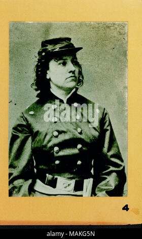 Deux portraits juxtaposés sur le carton. Photo de gauche est un buste portrait d'une femme dans une robe, et la photo de droite est une demi-longueur portrait d'une femme en uniforme. Pauline Cushman était un espion de l'Union européenne et du Scoutisme qui a été capturé et condamné à mort par les fonctionnaires de la Confédération, mais a été sauvé à Shelbyville par le général de l'Armée de Rosecrans. Elle a bénéficié d'un titre d'honneur du major et est en uniforme qui posent avec une épée dans cette image. Titre : Pauline Cushman (Union européenne). . Entre 1861 et 1865. Banque D'Images