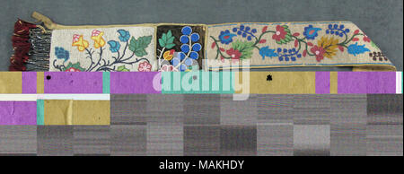 Sac à bandoulière perlés, exécuté en appliqué (ou spot) stich, avec des complexes et floral design représentant des bleuets, des roses sauvages et plus de fleurs stylisées et des feuilles ; la bordure est faite avec des perles tubulaires se terminant par des pompons de fils. L'ojibwé, fin xixe s., possiblement d'Odanah, Wisconsin. Titre : Native American beaded sac à bandoulière . Entre 1875 et 1895. Banque D'Images