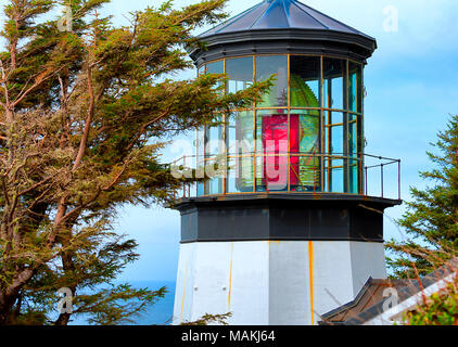 Close Up of Cape Meares Lighthouse allumé pour la première fois en 1890 sur le Nord de la côte de l'Oregon près de Netarts, Oregon Banque D'Images