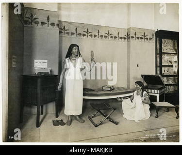 L'horizontale, image sépia montrant deux mannequins habillés en femmes égyptiennes dans une période une chambre. Titre : Affichage au département d'anthropologie à l'Exposition mondiale de 1904 montrant les modèles grandeur nature d'une dame égyptienne dans sa chambre à coucher avec un esclave accompagnateur. . 1904. Société photographique officiel Banque D'Images
