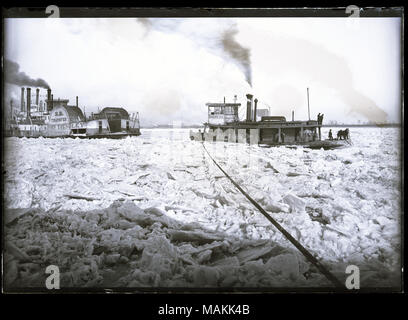 L'horizontale, 1970 Photographie noir et blanc montrant des bateaux à vapeur pris sur une rivière glacée, éventuellement pendant la gorge de glace de 1887. Le vapeur John Trendley, propriété de la compagnie de Ferry, Wiggins est sur la gauche, avec un bateau à vapeur non identifiés derrière elle. Ces bateaux à vapeur semblent être pris au piège dans la glace. Sur la droite, il y a un bateau de sauvetage nommée n° 2, avec une corde d'exécution à partir de l'embarcation dans le plan de pont. Plusieurs hommes sont debout sur le pont du bateau, à l'aide de poteaux ou d'autres outils. Le chemin en face de sauvetage n° 2 apparaît bloqué par la glace, et il y a des blocs de glace tout au long de l'avant-plan. Titre : Banque D'Images