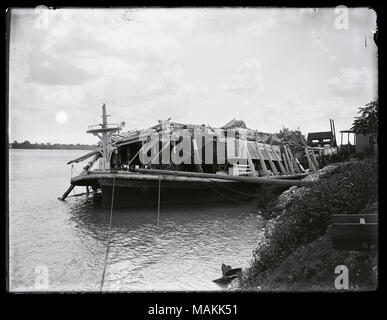 L'horizontale, 1970 Photographie noir et blanc montrant la destruction de la ville de l'Arkansas à vapeur après la tornade de 1896. La coque du bateau à vapeur est encore dans l'eau et est amarré à la rive. Les ponts supérieurs ont été complètement détruits, ne laissant que des tas de débris. Titre : Steamboat Arkansas City après la tornade de 1896. . 1896. Banque D'Images