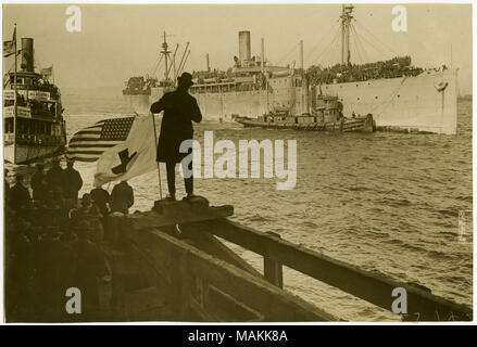 L'horizontale, 1970 Photographie noir et blanc de la S.S. transport Cape May qui a apporté le 12e Régiment du génie de retour de France le 27 avril 1919. Le navire est d'être accueilli aux États-Unis par le navire Ursula, qui transporte des proches de militaires. Ingénieur 12e La photographie est situé dans le Saint Louis 12ème Régiment du génie, de l'album, p. 66. Titre : 12e Régiment du Génie, transports S.S. Cape May et le bateau Bienvenue Ursula durant le retour du 12e Régiment du génie aux États-Unis. . Avril 1919. Banque D'Images