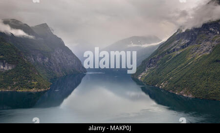 Fjord de Geiranger vu de côté sur Hellesylt jour nuageux Banque D'Images