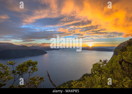 Vue aérienne de fjords norvégiens au coucher du soleil près de Romsdalsfjord en Norvège Vestnes Banque D'Images