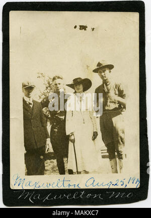 Photographie sépia, verticale montrant trois hommes et une femme debout dans une ligne posant pour une photo. Deux des hommes portent des uniformes militaires, et l'autre homme et la femme portent des vêtements civils. Une légende écrite sur la photo se lit, "axwelton, Août 25, 1917," peut-être allusion à l'ancienne piste de course à Maxwelton Wellston, Missouri. Titre : 'Maxwelton, 25 août 1917.' . 25 août 1917. Banque D'Images