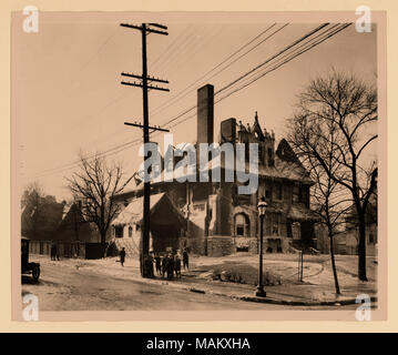 À l'horizontal, photographie en noir et blanc d'une résidence de trois étages en briques avec base en pierre en mauvais état et recouvert de glace. Un groupe d'enfants debout à côté d'un poteau de téléphone. Titre : boulevard Lindell. . Entre vers 1800 et vers 1900. Swekosky, William G., 1895-1964 Banque D'Images