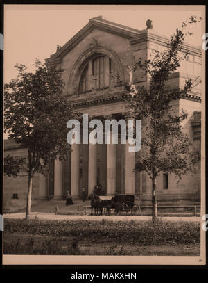 Vertical, photographie en noir et blanc du Saint Louis Art Museum. Une calèche est garée contre le trottoir et un groupe de personnes sont rassemblées sur les marches du musée. Titre : Art Museum à Forest Park. . 1894. Swekosky, William G., 1895-1964 Banque D'Images