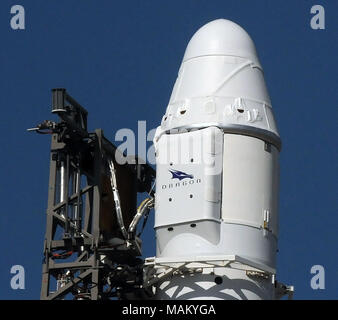 Cape Canaveral, Florida, United States. 2 avril 2018 - UN ESPACE X spatial Dragon est perçu comme il se trouve au sommet d'une fusée Falcon 9 avant de lancer le 2 avril 2018 au complexe de lancement 40 à Cap Canaveral Air Force Station en Floride. Le Dragon spacecraft contient 5 800 livres de matériel pour la Station spatiale internationale (ISS). Il s'agit de la 14e mission de ravitaillement de l'ISS par SpaceX pour la NASA. (Paul Hennessy/Alamy) Crédit : Paul Hennessy/Alamy Live News Banque D'Images