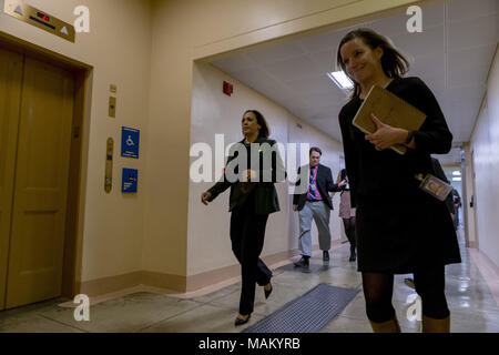 Washington, District de Columbia, Etats-Unis. 19 Jan, 2018. Sénateur des États-Unis, KAMALA HARRIS-démocrate de Californie, des promenades dans le sénat métro à la United States Capitol à Washington, DC Crédit : Alex Edelman/ZUMA/Alamy Fil Live News Banque D'Images