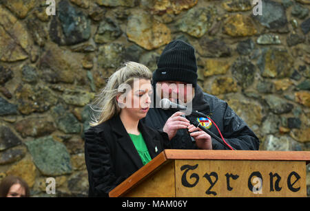 Carrickmore, UK. 2 avril, 2018. Siobhan O'Donnell se lit le tableau d'honneur accompagnés sur le sifflet irlandais par Aidy Devlin à l'Association nationale de Tyrone tombes commémoration annuelle qui a eu lieu à Carrickmore, le lundi de Pâques, plus de 300 personnes ont assisté à la commémoration annuelle. Tyrone : Royaume-Uni : le 02 avril 2018 Credit : Mark Winter/Alamy Live News Banque D'Images