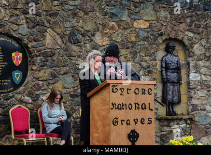 Carrickmore, UK. 2 avril, 2018. Siobhan O'Donnell se lit le tableau d'honneur accompagnés sur le sifflet irlandais par Aidy Devlin à l'Association nationale de Tyrone tombes commémoration annuelle qui a eu lieu à Carrickmore, le lundi de Pâques, plus de 300 personnes ont assisté à la commémoration annuelle. Tyrone : Royaume-Uni : le 02 avril 2018 Credit : Mark Winter/Alamy Live News Banque D'Images