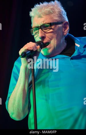 Nantwich, Cheshire, Royaume-Uni. 2 avril, 2018. Chris Farlowe effectue vivre à la salle municipale de Nantwich dans le cadre de l'Oh Boy c'est le show des années 60 non-stop pendant le 22ème Nantwich Jazz, Blues et de la musique. Crédit : Simon Newbury/Alamy Live News Banque D'Images