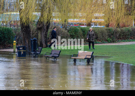 Le Warwickshire, Royaume-Uni. 2 avril, 2018. Les pluies torrentielles à Stratford upon Avon à l'origine des inondations, dans le Warwickshire, Royaume-Uni. Credit : JHNews / Alamy Live News Banque D'Images