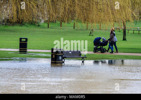 Le Warwickshire, Royaume-Uni. 2 avril, 2018. Les pluies torrentielles à Stratford upon Avon à l'origine des inondations, dans le Warwickshire, Royaume-Uni. Credit : JHNews / Alamy Live News Banque D'Images