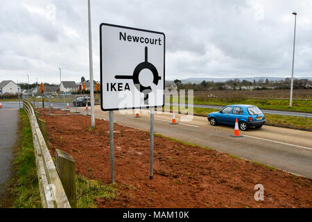 Exeter, Devon, UK. Le 02 avril 2018. Construction de la nouvelle £80 millions de magasin IKEA à Newcourt Cours à Exeter Devon en voie d'achèvement de l'avant il s'ouvrant sur 10 mai. À l'origine il a été annoncé qu'elle sera ouverte le 1er mai, mais l'ouverture a été retardée de 10 jours en raison de la récente "Bête de l'Est' les vagues de froid de mars. Il est le 21e magasin IKEA à ouvrir au Royaume-Uni et sera la plus durable les détaillants store à ce jour. Crédit photo : Graham Hunt/Alamy Live News Banque D'Images