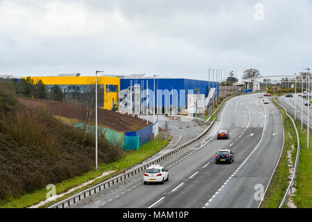 Exeter, Devon, UK. Le 02 avril 2018. Construction de la nouvelle £80 millions de magasin IKEA à Newcourt Cours à Exeter Devon en voie d'achèvement de l'avant il s'ouvrant sur 10 mai. À l'origine il a été annoncé qu'elle sera ouverte le 1er mai, mais l'ouverture a été retardée de 10 jours en raison de la récente "Bête de l'Est' les vagues de froid de mars. Il est le 21e magasin IKEA à ouvrir au Royaume-Uni et sera la plus durable les détaillants store à ce jour. Crédit photo : Graham Hunt/Alamy Live News Banque D'Images