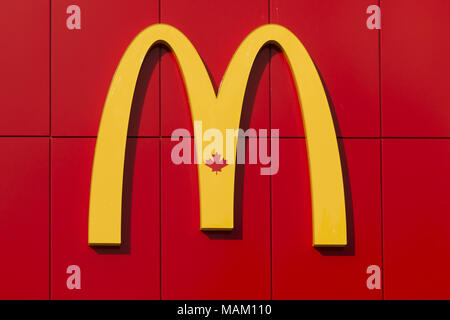 Richmond, Colombie-Britannique, Canada. 24Th Mar, 2018. Un fast-food McDonald's du Canada restaurant sign avec sa feuille d'érable. Credit : Bayne Stanley/ZUMA/Alamy Fil Live News Banque D'Images