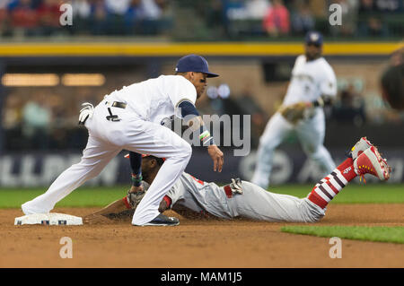 Milwaukee, WI, USA. 2ème apr 2018. L'arrêt-court des Milwaukee Brewers Orlando Arcia # 3 tags des Cardinals de Saint-Louis droit fielder Dexter Fowler # 25 qui tentait de voler le deuxième but dans la troisième manche du match entre la Ligue Majeure de Baseball avec les Brewers de Milwaukee et les Cardinals de Saint-Louis au Miller Park de Milwaukee, WI. Cardinaux défait les Brewers 8-4. John Fisher/CSM/Alamy Live News Banque D'Images