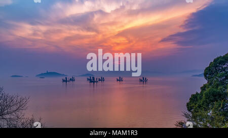 Wuxi, Wuxi, Chine. 2ème apr 2018. Wuxi, Chine 2e avril 2018 : Paysages de la tête de tortue Yuantouzhu (Isle) scenic spot de Wuxi, Jiangsu Province de Chine orientale. Wuxi, une ville caractérisée par ses belles rivières, le célèbre lac Taihu, villages charmants et historiques, jardins de thé mélange continue de l'évolution moderne avec sa culture traditionnelle. Crédit : SIPA Asie/ZUMA/Alamy Fil Live News Banque D'Images