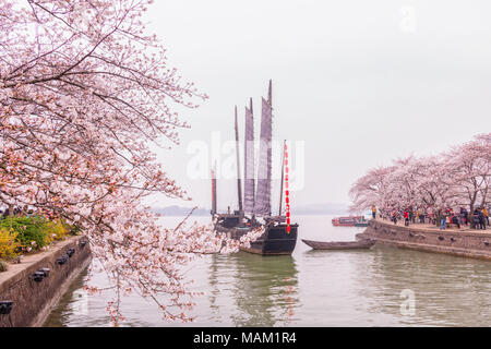 Wuxi, Wuxi, Chine. 2ème apr 2018. Wuxi, Chine 2e avril 2018 : une vue sur les cerisiers en fleurs à la tête de la tortue Yuantouzhu (Isle) scenic spot de Wuxi, Jiangsu Province de Chine orientale. Wuxi, une ville caractérisée par ses belles rivières, le célèbre lac Taihu, villages charmants et historiques, jardins de thé mélange continue de l'évolution moderne avec sa culture traditionnelle. Crédit : SIPA Asie/ZUMA/Alamy Fil Live News Banque D'Images