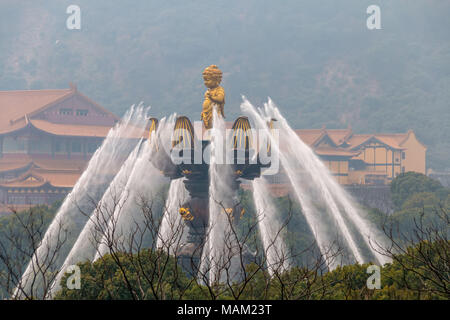 Wuxi, Wuxi, Chine. 3ème apr 2018. Wuxi, Chine-Bouddhiste Lingshan est un grand parc à thème de bouddhisme, situé à Wuxi, Jiangsu Province de Chine orientale. Lingshan est composé de Lingshan Grand Bouddha, le plus haut du monde permanent cuivre statue de Skyamuni, neuf dragons baigner le bébé Bouddha, un groupe de grandes sculptures musicales dynamiques ; et une série de bouddhiste bien conçu points panoramiques. Crédit : SIPA Asie/ZUMA/Alamy Fil Live News Banque D'Images